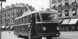 Premier trolleybus à la place du Cirque, 1942